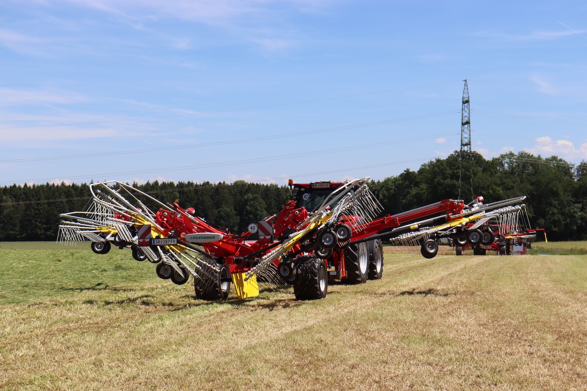 Il nuovo ranghinatore a 4 giranti Pottinger Top VT 12540 C con bracci dei giranti sollevati durante il trasporto